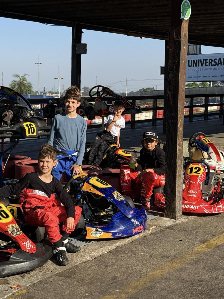Pilotos da equipe prontos para a corrida