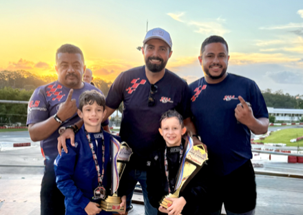 Equipe E.S. trabalhando nos karts