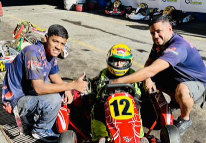 Mecânicos da E.S. ajustando o kart no box